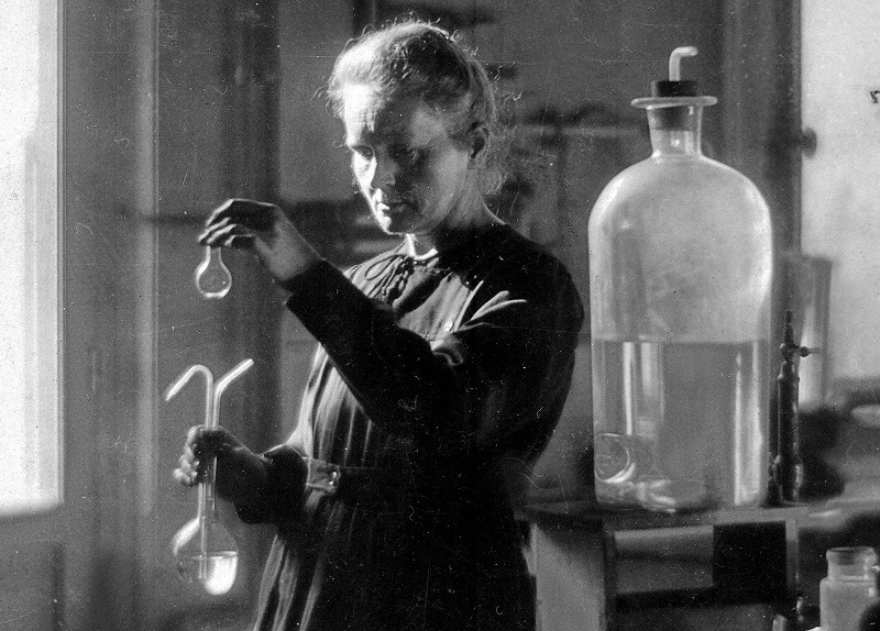 M.Curie en su laboratorio en 1925