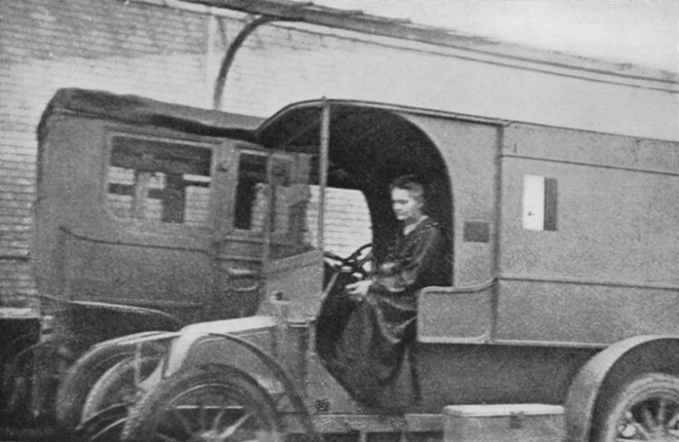 Marie Curie en ambulancia Rayos X durante la I Guerra Mundial